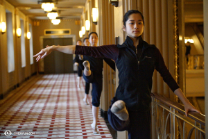 Dancer Linjie Huang and others having class before the performance. (photo by Annie Li)
