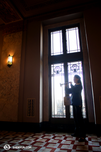 Suona player Maria Han practicing before the performance at the Peabody Opera House in St Louis. (photo by Annie Li)
