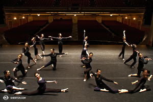 Shen Yun International Company arī gatavojas doties uz ārzemēm. Šeit, Mineapolē, viņi stāsta, kurp dosies. (fotografēja kino projekciju operatore Annija Li)