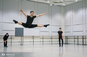 Vadošais dejotājs Stīvs Vans iesildās, jo Shen Yun New York Company sniedz septiņas izrādes Kenedija centra opernamā. (dejotāja Keņdzji Kobajaši fotogrāfija)
