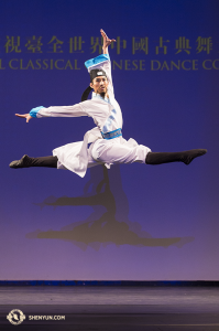 Džejs Huans no Shen Yun, kur&scaron; ieņēma pirmo vietu pieaugu&scaron;o vīrie&scaron;u kategorijā.