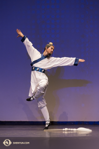 Alvins Suns no Shen Yun, kur&scaron; ieguva pirmo vietu pieaugu&scaron;o vīrie&scaron;u kategorijā.