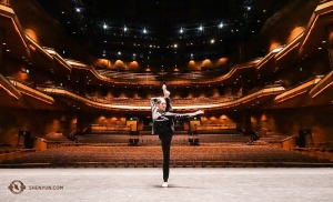 Dancer Yuting Huang at the Ikeda Theater in Mesa, Arizona. (Photo by Annie Li)
