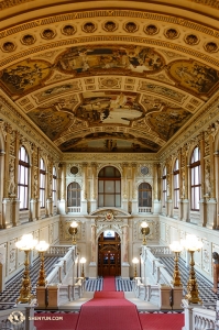 Shen Yun World Company noslēdz savu uzstāšanos Eiropā un arī Vīnes Burgtheater, – tajā pašā teātrī, kur 1786. gadā notika Mocarta operas Figaro kāzas pirmizrāde. (Fotogrāfijas autore: animētā digitālā fona projekcijas meistare Regīna Duna)
