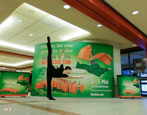 Dejotājs Džo Huans pirms uzstāšanās pie Frankfurtes Jahrhunderthalle Vācijā.
