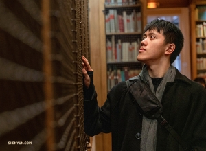 Montijs Mou pārskata Garnjē pils bibliotēkas-muzeja plauktus ar deju un operas grāmatām. (Foto: Endrjū Funs)
