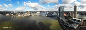 Roterdamas panorāmas skats saulainā dienā. (Foto: Endrjū Funs)
