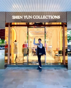 Tikmēr Shen Yun International Company ir nonācis līdz Taivānai un apmeklē Shen Yun Collections pirmo mazumtirdzniecības veikalu Taipejā. Soprāns Reičela Bastika mudina jūs pie izdevības to apmeklēt.