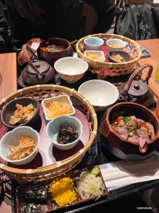 Ķīniešu teiciens vēsta “Ēdiens ir cilvēka pirmā nepieciešamība” (民以食为天), tāpēc mūsu izpildītājmākslinieki nevarēja palaist garām iespēju izbaudīt tradicionālo japāņu virtuvi.